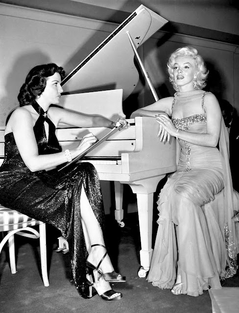 Jane Russell Sketching a Portrait of Marilyn Monroe on the Set of ‘Gentlemen Prefer Blondes’ (1953) – C1