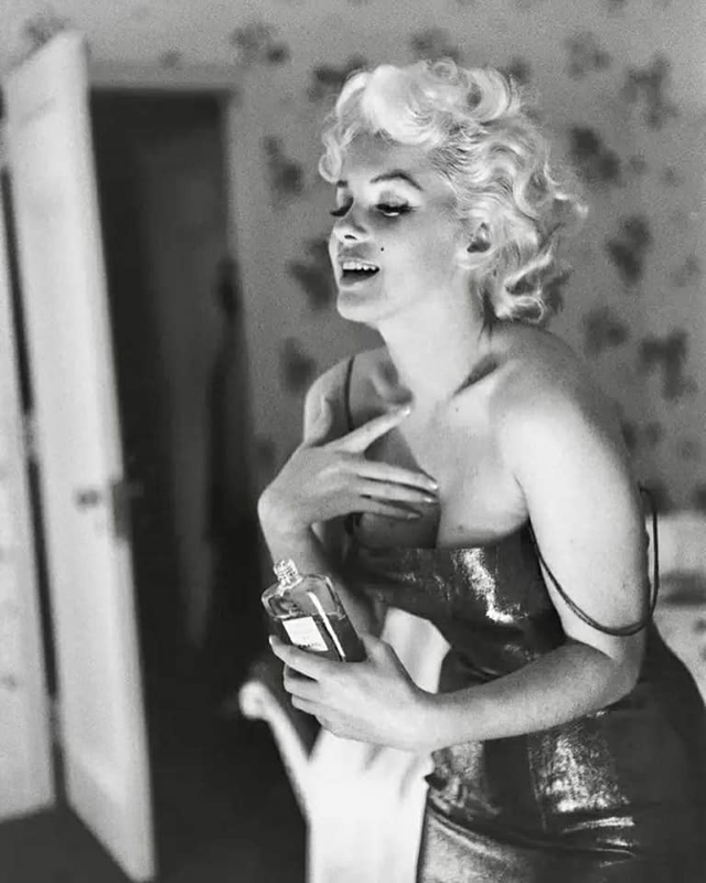 Stunning Photos of Marilyn Monroe Seductively Applying Chanel No. 5, New York, 1955 – C1