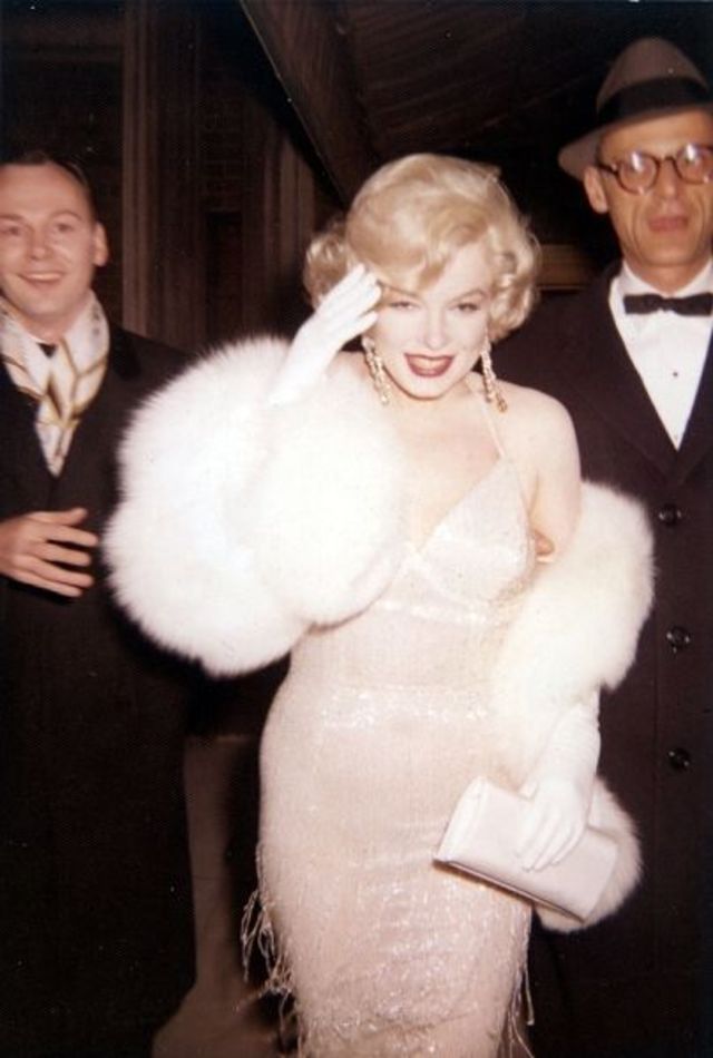 Candid Photos of Marilyn Monroe at the Premiere of “Some Like It Hot” at the Lowe’s Capital Theatre in March, 1959 – C1