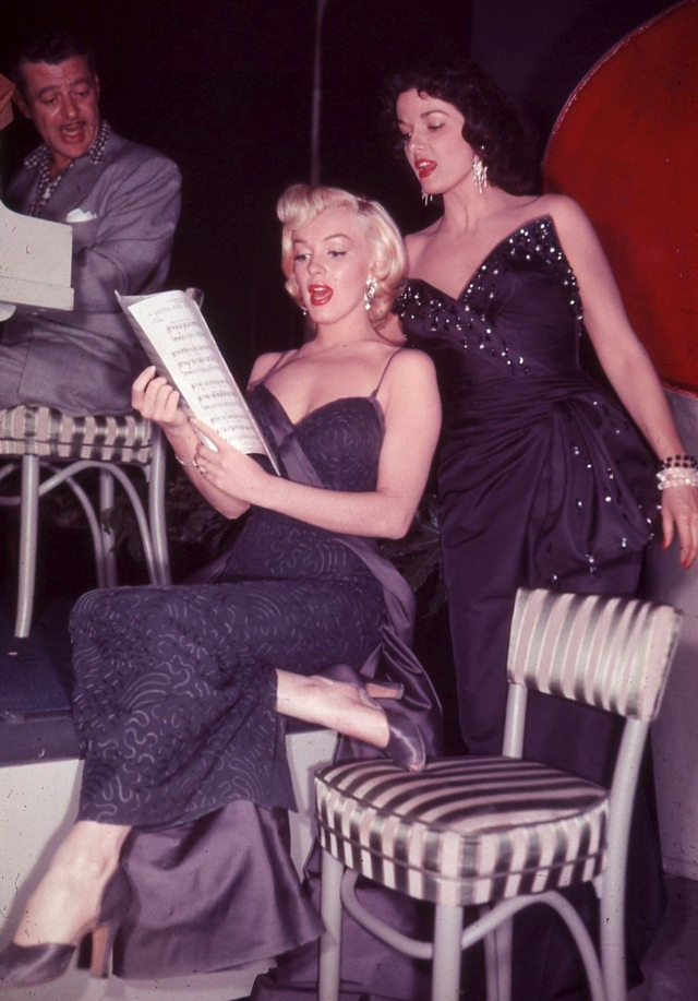 Behind the Scenes Photos of Marilyn Monroe and Jane Russell on the Set of “Gentlemen Prefer Blondes” (1953) – C1