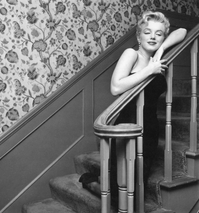 Pictures of Marilyn Monroe Hosts a Press Party Held at Her Home in Los Angeles in 1956 – C1