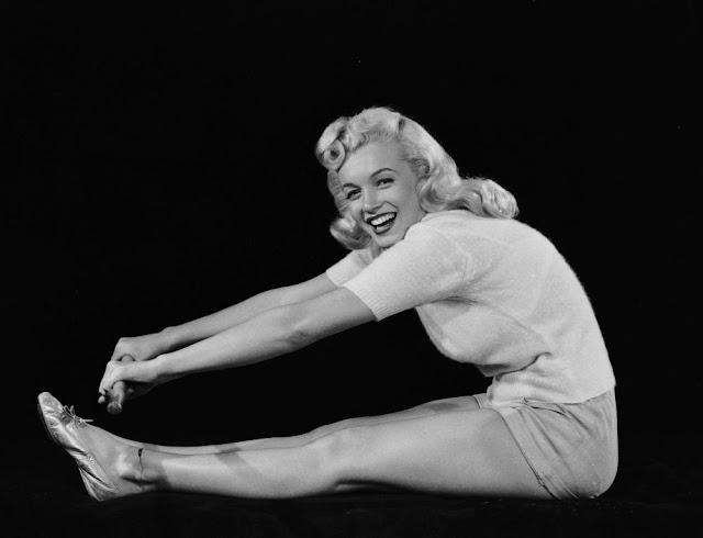Rare Vintage Photographs of Marilyn Monroe Doing Yoga in 1948 – C1