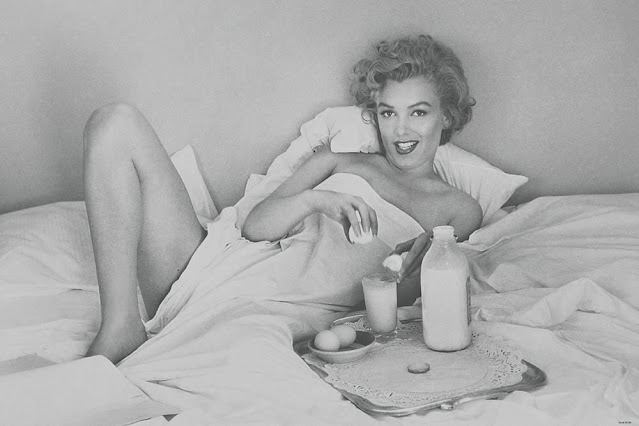 Marilyn Monroe Having Breakfast in Bed, 1953 – C1
